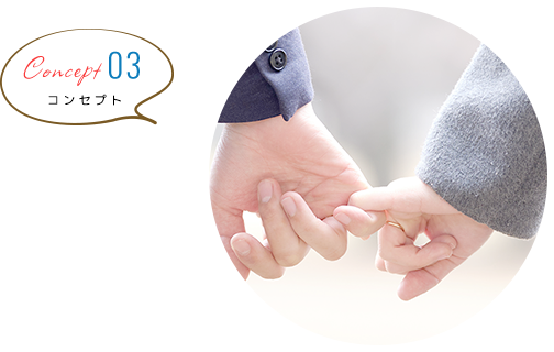 カップルが手をつなぐ画像